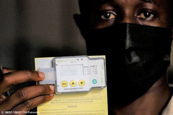 COVID-19ワクチンの温度を確認するスタッフ。(ガーナ、2021年2月24日撮影) © UNICEF_UN0421754_Kokoroko