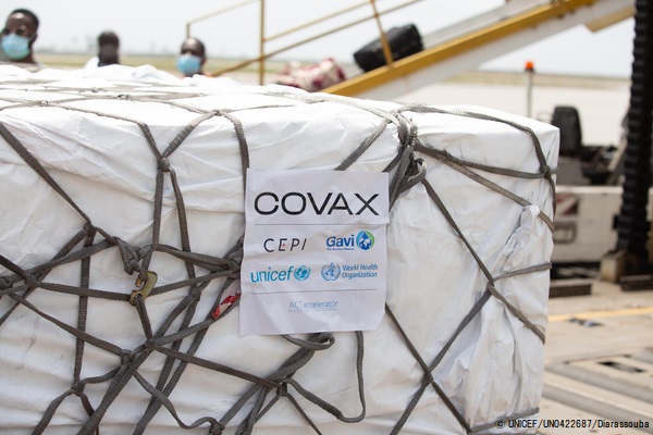 COVAXを通じてアビジャン国際空港に届いた50万4,000回分のCOVID-19ワクチン。(2021年2月26日撮影) © UNICEF_UN0422687_Diarassouba