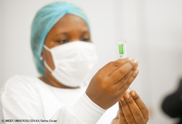 国内最初のCOVID-19ワクチンを準備する医療従事者。(アンゴラ、2021年3月2日撮影) © UNICEF_UN0424250_COVAX_Carlos César