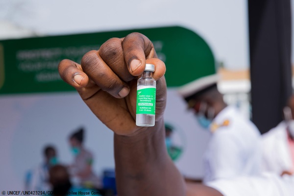 アクラでCOVAXを通じたCOVID-19ワクチンの接種キャンペーンで、ワクチンを手にする医療従事者。(ガーナ、2021年3月1日撮影) © UNICEF_UN0423294_COVAX_Jubilee House Comms
