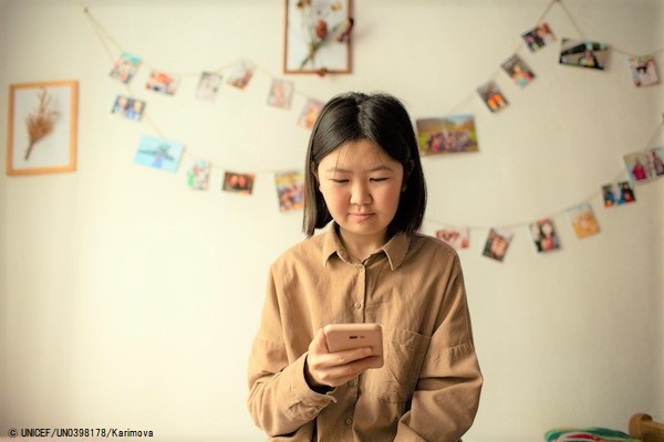 国内で行われるオンラインキャンペーンに、ボランティアで参加する16歳のカラムカスさん。身体の健康やメンタルヘルスを守る方法、誤情報への対処方法や隔離中の過ごし方などウェビナーを通じて学んだ。(カザフスタン、2020年10月撮影) © UNICEF_UN03