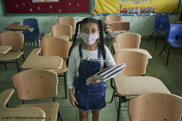 パナマシティにある学校の空き教室の中に立つ女の子。ラテンアメリカとカリブ海諸国に住む子どもたちは、COVID-19の影響で学校教育の機会を奪われている。(パナマ、2020年9月撮影) © UNICEF_UN0359850_Schverdfinger