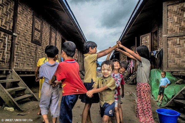 外で遊ぶ子どもたち。(2020年7月撮影)※本文との直接の関係はありません © UNICEF_UNI361861_Oo