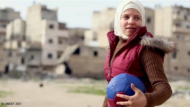 サジャさんの現在。18歳になった今もシリアのアレッポに暮らし、体育の先生を目指してトレーニングを続けています。© UNICEF 2021