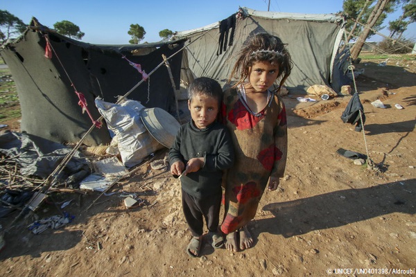 シリア東部の暴力から逃れ、2018年からホムス南部の農村部にあるシャムシンで暮らす4歳と9歳の姉弟。(2020年11月撮影) © UNICEF_UN0401398_Aldroubi