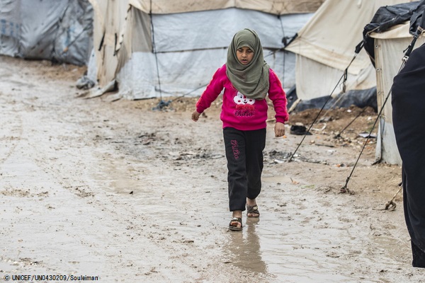 北東部アルホル難民キャンプの中を歩く子ども。(2021年1月撮影) © UNICEF_ UN0430209_Souleiman