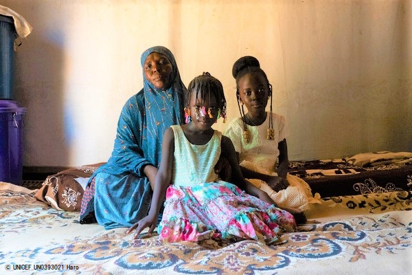 家の中で座るニジェールの家族。(2020年10月撮影) ※本文との直接の関係はありません　© UNICEF_UN0393021_Haro
