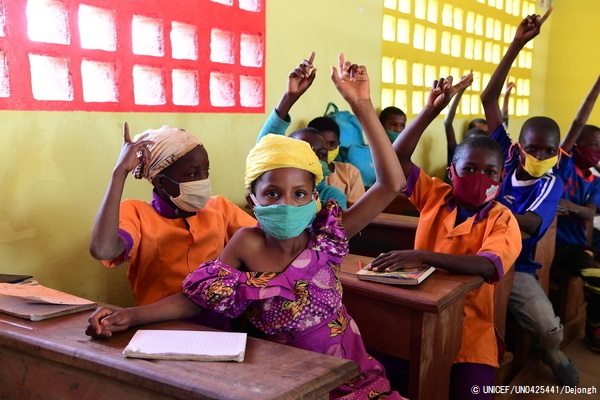 東部にある小学校で、マスクを着用し授業を受ける子どもたち。(カメルーン、2021年3月1日撮影) © UNICEF_UN0425441_Dejongh