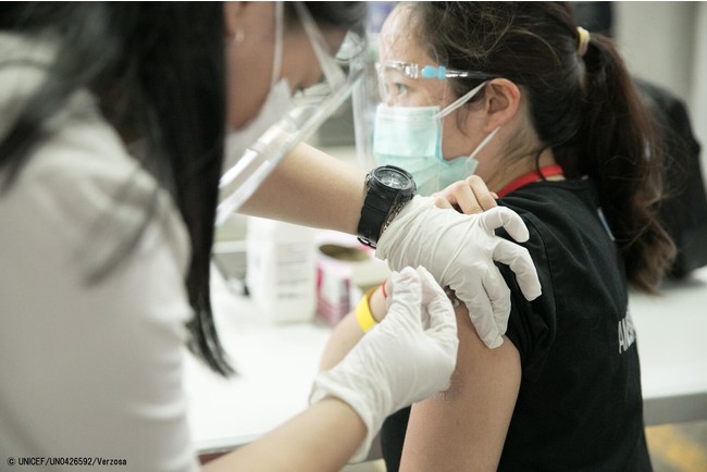 COVID-19の予防接種を受ける医療従事者。(フィリピン、2021年3月6日撮影) © UNICEF_UN0426592_Verzosa
