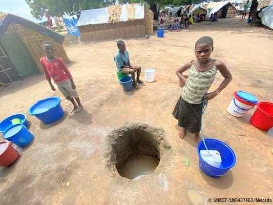 カボ・デルガド州の村で、井戸から水を汲む子どもたち。ここには紛争により家を失った人たちを受け入れる仮設住居がある。(2021年4月1日撮影) © UNICEF_UN0437463_Mercado