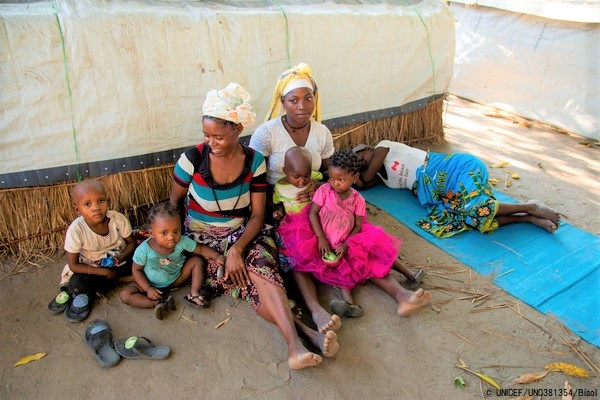 Metuge国内避難民キャンプに逃れた家族。(2020年12月撮影) © UNICEF_UN0381354_Bisol