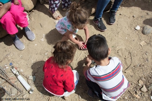 バハ・カリフォルニア州のティファナ市にある、移民のための避難所で遊ぶ子どもたち。(2021年4月14日撮影) (C) UNICEF_UN0443683_Kelly