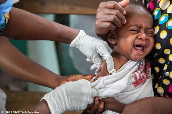 キンシャサの保健センターで、2回目のはしかと黄熱病の予防接種を受ける生後9カ月の赤ちゃん。(コンゴ民主共和国、2020年6月撮影) © UNICEF_UNI357247_Desjardins