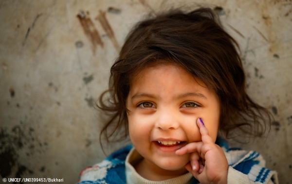 ラホールでポリオの予防接種を受け、小指に印をつけてもらった3歳の女の子。(パキスタン、2021年1月撮影) © UNICEF_UN0399453_Bukhari