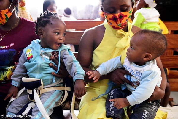 南西部にあるブエナの保健センターで、予防接種の順番待ちの間に遊ぶ赤ちゃんたち。(カメルーン、2021年2月撮影) © UNICEF_UN0419354_Dejongh