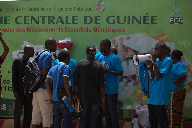 ユニセフは コナクリでエボラの発症を防ぐ ため、啓発活動を実施。©UNICEF/Guinea