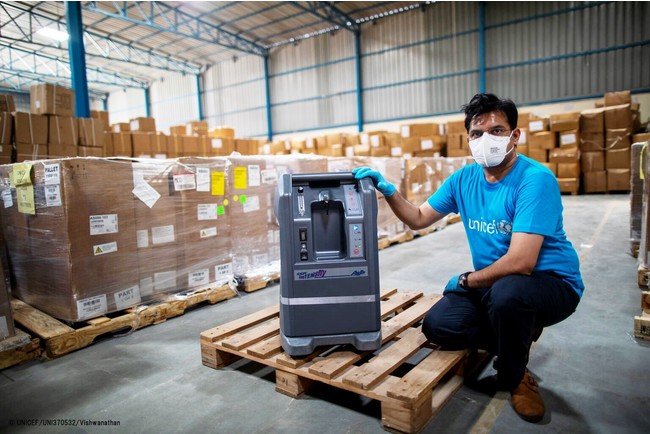 ニューデリーの倉庫で、酸素濃縮器の輸送準備をするユニセフのスタッフ。(2020年9月撮影) (C) UNICEF_UNI370532_Vishwanathan