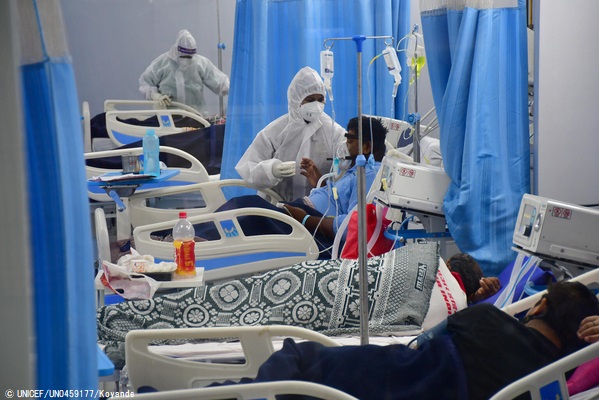 ムンバイのCOVID-19センターで治療を受ける患者の様子。(2021年5月6日撮影)© UNICEF_UN0459177_Koyande