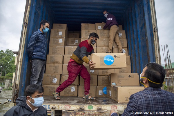 ジャンムー・カシミールにある医科大学内の病院に輸送するため、ユニセフ支援物資のマスクやフェイスシールドがトラックに詰め込まれる様子。(インド、2021年5月11日撮影) © UNICEF_UN0463118_Altaf Ahmad