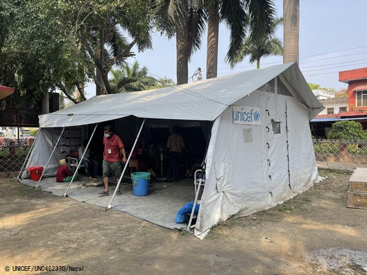 中西部にあるバンケ地区の病院の敷地内に設置された、ユニセフ支援物資の医療用テント。テント内では12の病床が確保できる。(ネパール、2021年5月12日撮影) © UNICEF_UN0462370_Nepal