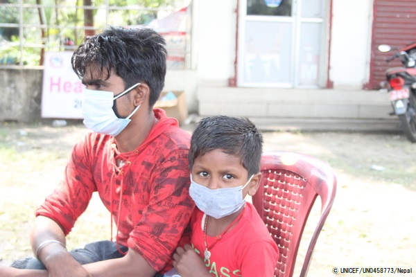 インドからネパールへ帰国した家族。南部のパルサにある入国地点で、体温チェックや抗体検査を受けた後に、必要に応じて一定期間を出身地域の隔離センターで過ごす。(ネパール、2021年5月5日撮影) (C) UNICEF_UN0458773_Nepal