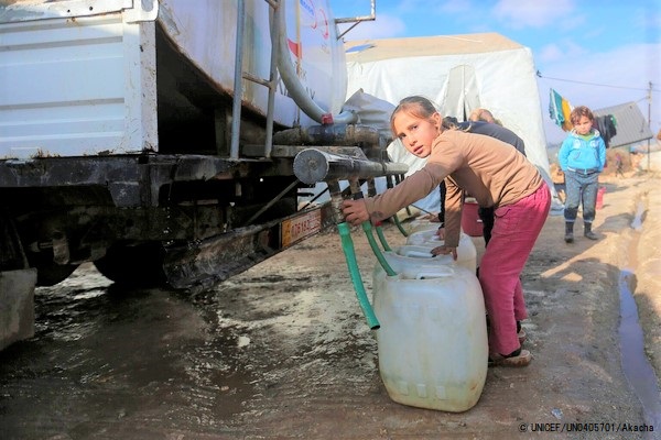 北西部のKafr Losin難民キャンプで、給水トラックから水を汲む女の子。(シリア、2021年1月撮影) © UNICEF_UN0405701_Akacha