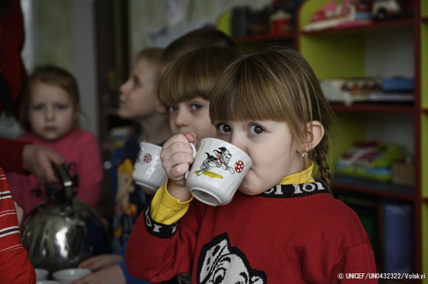 東部にあるマリンカの幼稚園で水を飲む子どもたち。(ウクライナ、2021年2月撮影) © UNICEF_UN0432322_Volskyi