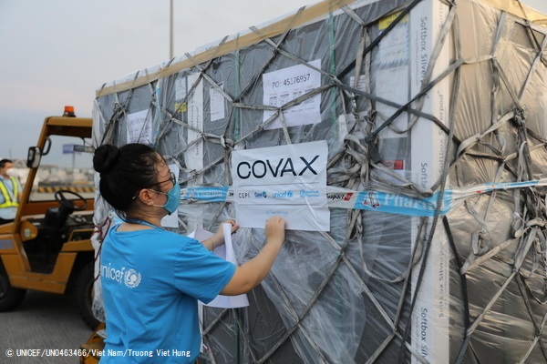 COVAXを通じてノイバイ国際空港に届いた、COVID-19ワクチンを受け取るユニセフのスタッフ。(ベトナム、2021年5月16日撮影) © UNICEF_UN0463466_Viet Nam_Truong Viet Hung