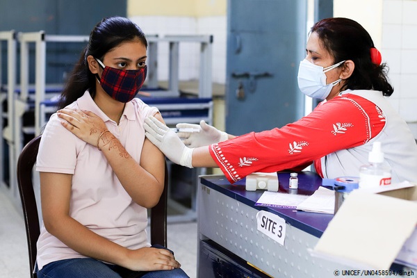 ニューデリーにある予防接種センターで、COVID-19の予防接種を受ける女性。(インド、2021年5月5日撮影) © UNICEF_UN0458594_Singh