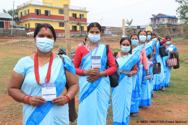中北部にあるゴルカ郡の保健センターで、2回目のCOVID-19の予防接種の順番を待つ女性たち。(ネパール、2021年4月21日撮影) © UNICEF_UN0447300_Prasad Ngakhusi