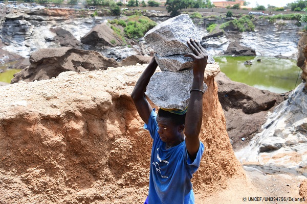 首都ワガドゥグ郊外の鉱山で働く子ども。(ブルキナファソ、2020年9月撮影) © UNICEF_UNI394756_Dejongh