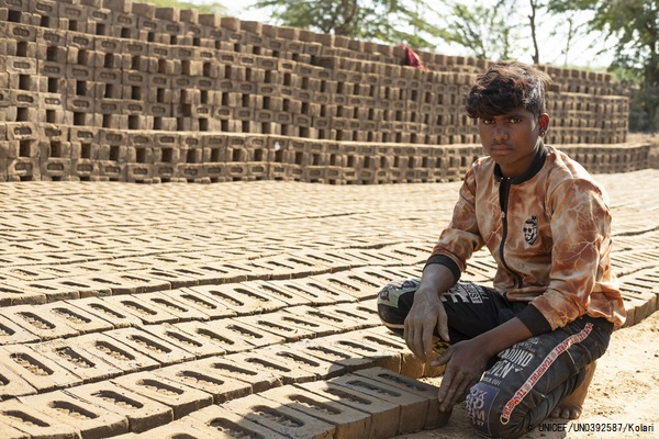 ラージャスターン州のバンスワラ地区から移民し、両親と一緒にレンガ工場で働く15歳の男の子。(インド、2020年12月撮影) © UNICEF_UN0392587_Kolari