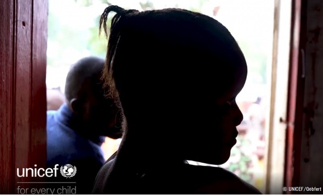 暴力を目の当たりにした12歳のグレースさん(仮名)。(2021年6月16日撮影) © UNICEF_Gobfert