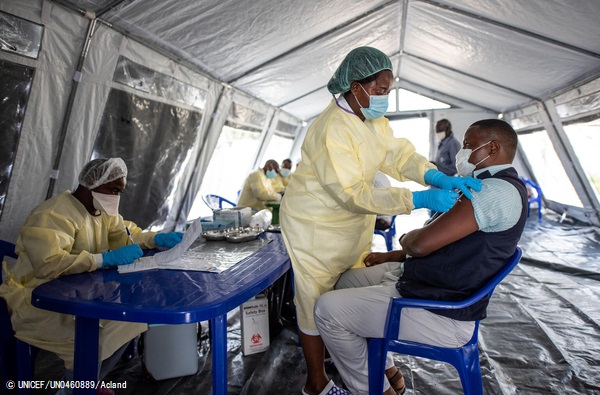 北キブ州・ゴマの州立病院にある予防接種用テントの中で、COVID-19の予防接種をする医療従事者。(コンゴ民主共和国、2021年5月撮影) © UNICEF_UN0460889_Acland