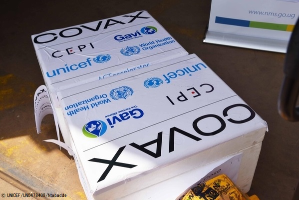 COVAXを通じて届いたCOVID-19ワクチン。(ウガンダ、2021年6月17日撮影) © UNICEF_UN0478408_Ntabadde
