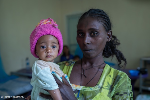 ティグライ州の保健センターで、母親に抱かれる生後6カ月の栄養不良のカルキダンちゃん。(2021年6月7日撮影) © UNICEF_UN0475527_