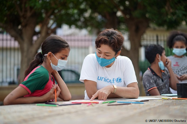 大規模爆発の影響を受けた子どもと話すユニセフ・レバノン事務所の杢尾雪絵代表。(2020年10月撮影) © UNICEF_UN0360084_Choufany