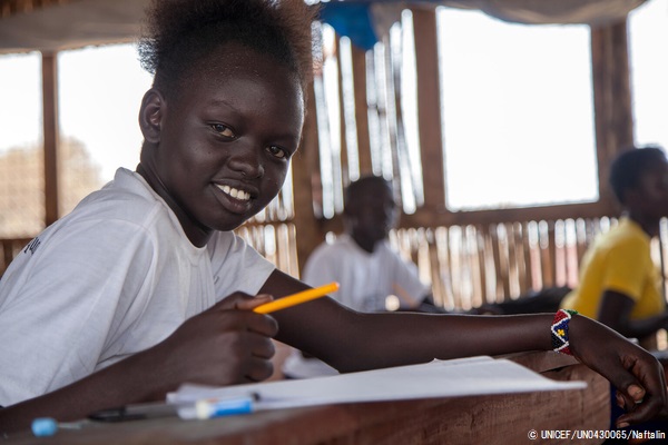 休校中に行われたユニセフのワークショップに参加する15歳のマーガレットさん。(南スーダン、2021年3月撮影) © UNICEF_UN0430065_Naftalin