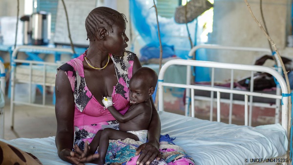 栄養不良、下痢、発熱、嘔吐の症状があり入院していたが、治療のおかげで回復しつつある生後7カ月の赤ちゃん。(南スーダン、2021年5月撮影) © UNICEF_UN0475235_
