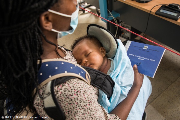 生まれたばかりの赤ちゃんの出生登録手続きをする母親。(サントメ・プリンシペ、2020年12月撮影) © UNICEF_UN0418190_VincentTremeau