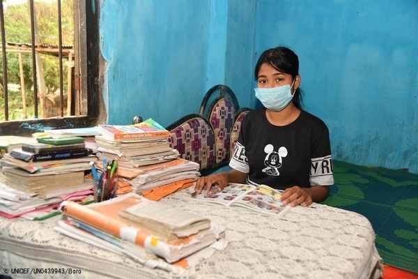 アッサム州にある自宅で勉強をする18歳のプリティさん。(インド、2021年4月撮影) © UNICEF_UN0439943_Boro