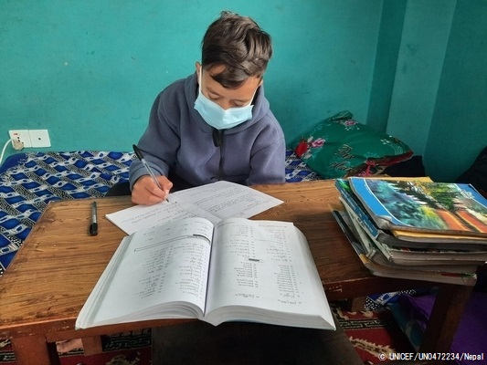中北部・ドラカ郡の自宅で勉強をする12歳のアショクくん。ネパールでは4月から5月にかけて感染者が急増し、学校が休校している。(ネパール、2021年6月撮影) © UNICEF_UN0472234_Nepal