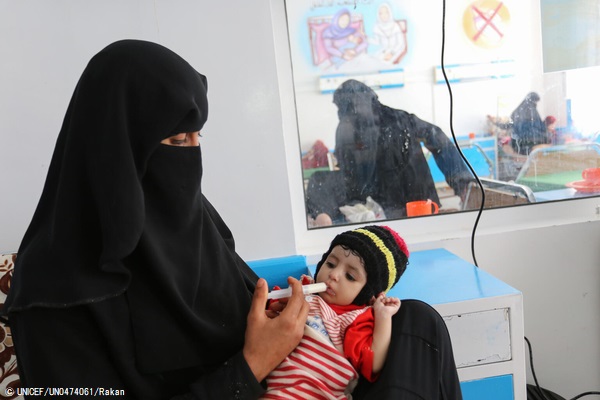 イッブ県にある栄養治療センターで、母親から治療食を食べさせてもらう生後7カ月のウェダッドちゃん。(イエメン、2021年5月撮影) © UNICEF_UN0474061_Rakan