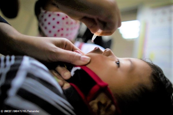 首都カラカスで、経口ポリオワクチンの投与を受ける2歳のマティアスちゃん。(ベネズエラ、2021年5月撮影) © UNICEF_UN0475785_Fernandez