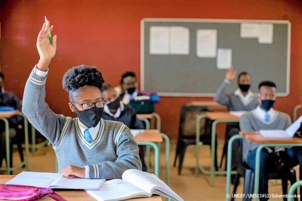 ヨハネスブルクにある学校で理科の授業を受ける生徒たち。約3カ月の休校から、学校に戻ることができた。(2020年8月撮影) © UNICEF_UNI363452_Schermbrucker