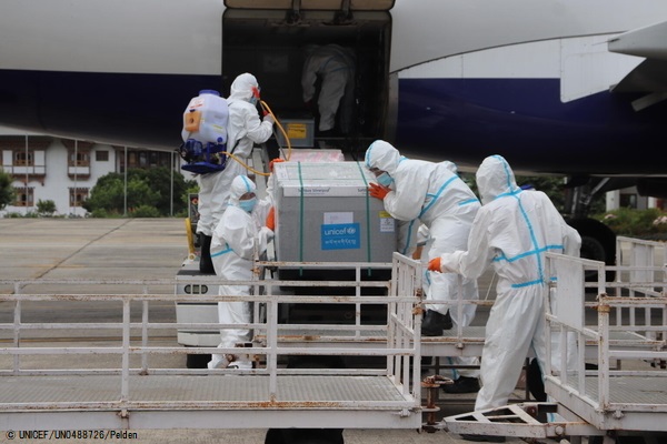 パロ国際空港に届いたCOVID-19ワクチンを受け取るスタッフ。ユニセフは輸送の支援を行っている。(2021年7月13日撮影) © UNICEF_UN0488726_Pelden