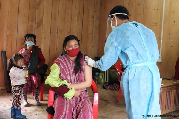 東部タシガン県にある遠隔地のコミュニティセンターで、COVID-19の2回目の予防接種を受ける女性。(2021年7月20日撮影) © UNICEF_UN0493010_Pelden
