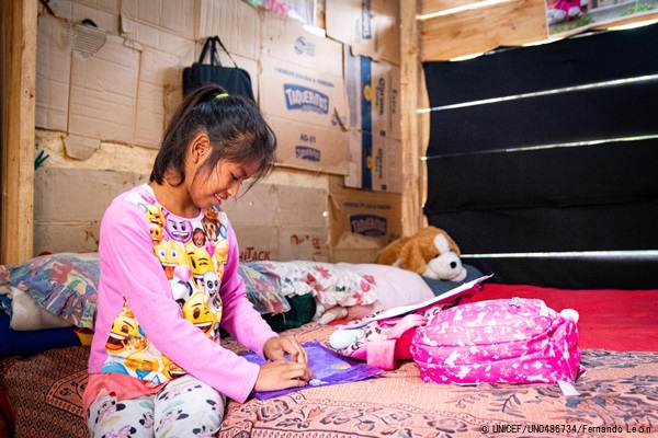アルタベラパス県(Alta Verapaz)の自宅で勉強する11歳のマリアさん。2020年に学習が中断されたが、ユニセフの支援と先生の家庭訪問のおかげで再び教育を受けることができた。(グアテマラ、2021年2月撮影) © UNICEF_UN0486734_