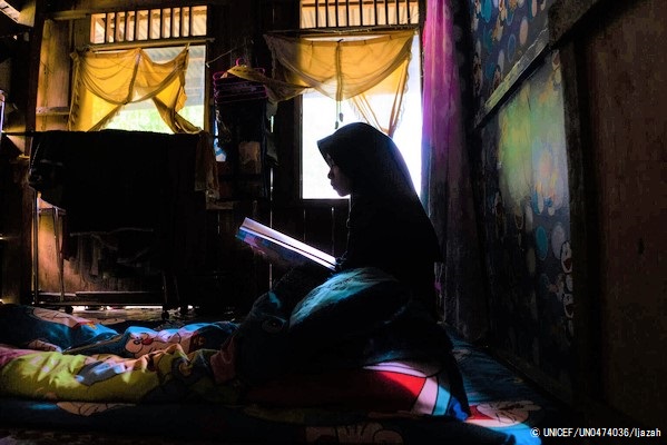南スラウェシ州の自宅で読書をする15歳のマーラさん(仮名)。休校によりオンライン学習に切り替わった中、男性より結婚の申し込みがあったが、勉強を続けるために断った。(インドネシア、2021年4月撮影) © UNICEF_UN0474036_Ijazah