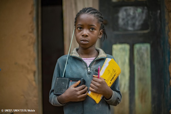 クウィル州に住むネルビ―さんは、学校が休校になってもラジオを通して勉強を続けることができ、学習意欲が高まった。学校が再開された後もリスニングクラブに通っている。(コンゴ民主共和国、2021年5月撮影) © UNICEF_UN0473536_Mulala
